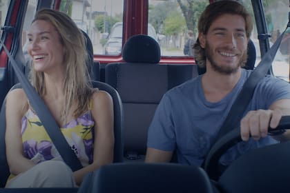 Paula Morales junto a su compañero de elenco en el film 4 metros