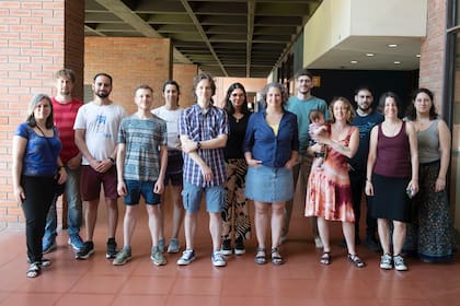 Paula Angelomé, con el equipo de investigadores con los que trabajó en el proyecto Catalizadores y sensores preparados a partir de la
reutilización de residuos de metales nobles