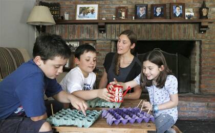 Paula Barberis, de 39 años, se preocupa para que sus hijos Ignacio, Mateo y Josefina coman sano