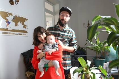 Paula Cancela y Gabriel Kirchuk junto a su beba, Azul Cancela Kirchuk