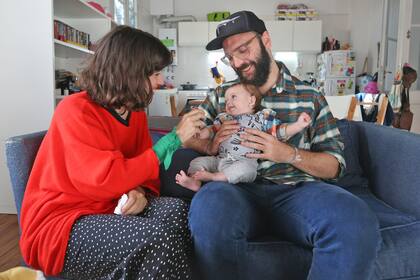 Ella es directora teatral, docente y dramaturga; él es gestor y productor cultural y tienen una beba de 3 meses