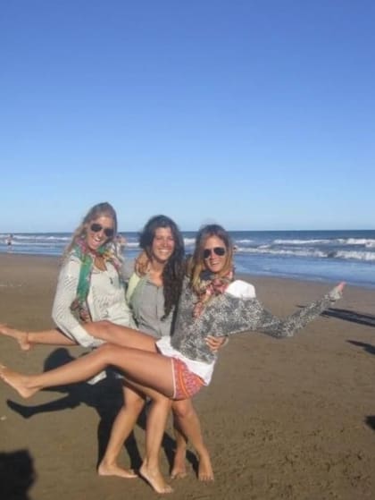 Paula Chaves con amigas en la playa
(Foto: @chavespauok)