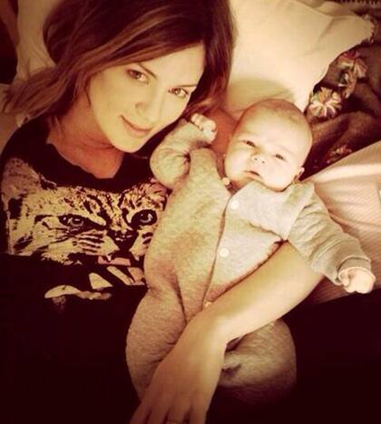 Paula Chaves, divina junto a su hijita