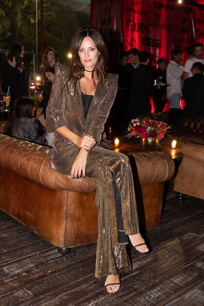 Paula Chaves eligió para la ocasión un tailleur de blazer y pantalón con brillos.