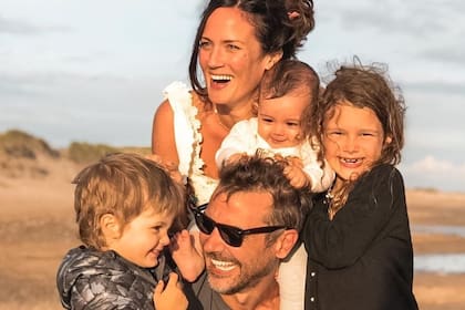 Paula Chaves y Pedro Alfonso junto a sus tres hijos: Baltazar, Olivia y Filipa