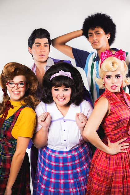 Paula Chouhy es Penny Pingleton, Belén Bilbao interpreta a Tracy Turnblad, Sofía Morandi se pone en la piel de Amber Von Tussle, Santiago Toledo encarna al galán Link Larkin e Ian Ferreira a Sammy