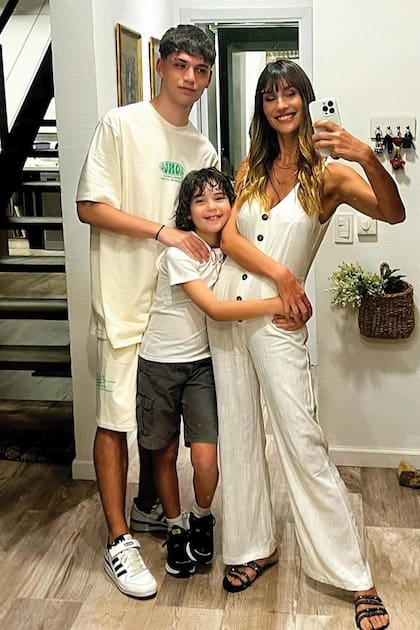 Paula con Nino y Benicio, que tiene 17 y está analizando si va a estudiar Comunicación.