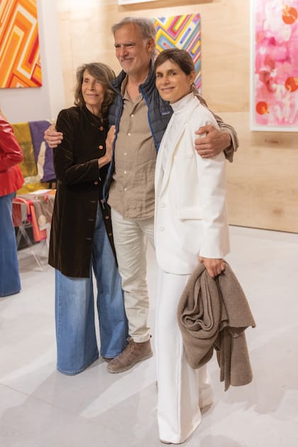 Paula con su mamá, María Tezanos Pinto, y su primo segundo, el artista Sebastián Robirosa, quien también expuso sus obras en Estilo Art con la galería de Cecilia Caballero
