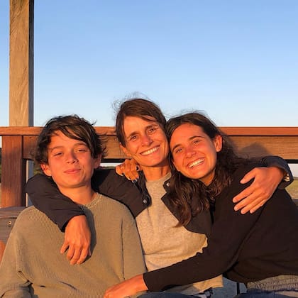 Paula con sus hijos, Indalecio y Luna