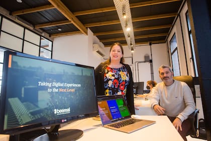 Paula Dabos y Nicolás Mosca, socios de BeeReal, una pyme especializada en plataformas de pago online que pronto abrirá oficinas en Londres; además, ella creó una diplomatura de un año en Diseño de Experiencias Digitales