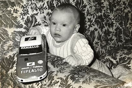 Paula de bebé, con una réplica del primer auto oficial con el que corrió su padre (un Torino que le había comprado a un vecino) y con el cual ganó su primera carrera, el 29 de octubre de 1972.