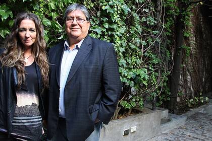 La directora Paula de Luque y El Chino Navarro, uno de los productores del film, en el patio del Centro Cultural Caras y Caretas