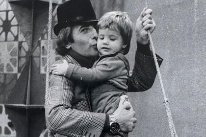 Paula de Zer, de niña, junto a su famoso padre