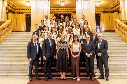 Paula Di Tella, presidente de Fleni, junto al Comite ejecutivo de la institución