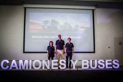 Paula Diaz, gerenta de Servicios al cliente, junto al CEO de la compañía, Raúl Barcesat, y Roberto Faist, gerente de Marketing y Producto de Mercedes-Benz Camiones.