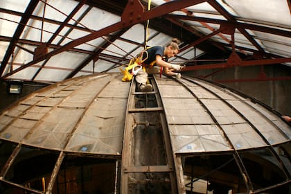 Paula Farina Ruiz en plenas tareas de restauración de la cúpula del ex café Retiro en la estación del ferrocarril Retiro Mitre.