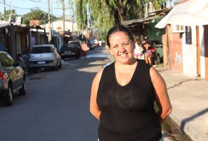 Paula Franco recorre las calles de La Cava, en San Isidro
