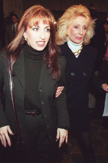 Paula Jones junto a su asesora Susan Carpenter McMillan salen de una conferencia de prensa