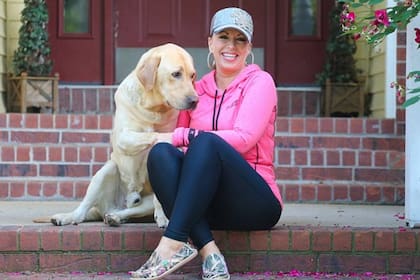 Paula Jones posa con su mascota para Daily Mail, el periódico británico para el que dio una entrevista en el año 2016