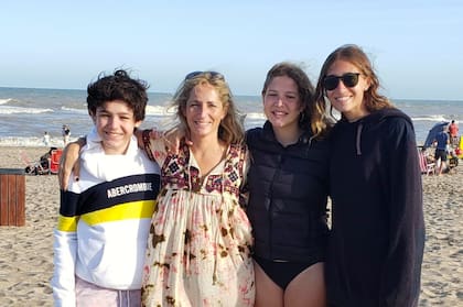 Paula, juntos a sus hijos en la costa argentina.