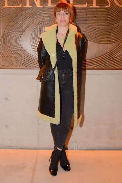 Paula Kohan se abrigó con un tapado de amplias solapas, en cuero y lana