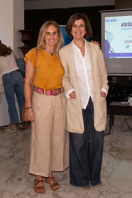 Paula Lanusse de "Proyectar" y María José Wille Bille de "Argentinos por la Educación" se acercaron a conocer los trabajos de "Orillas Solidarias" en la residencia del embajador de Uruguay.