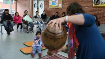 Paula Martín contando un cuento en el Centro de Atención Primaria del Bajo Flores