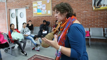 Paula Martín contando un cuento en el Centro de Atención Primaria del Bajo Flores