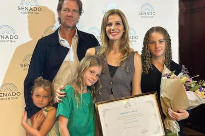 Paula Marull con su marido, Diego Steverlynck, y sus hijas, Cora, Adela y Luisa.
