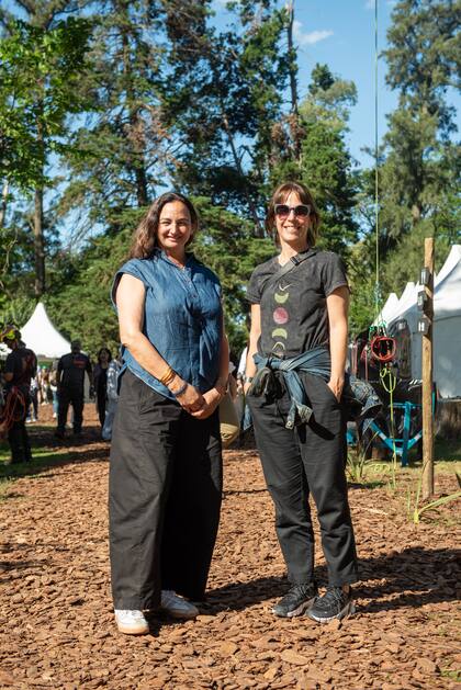 Paula Méndez Carrera con la paisajista Florencia Lagos.