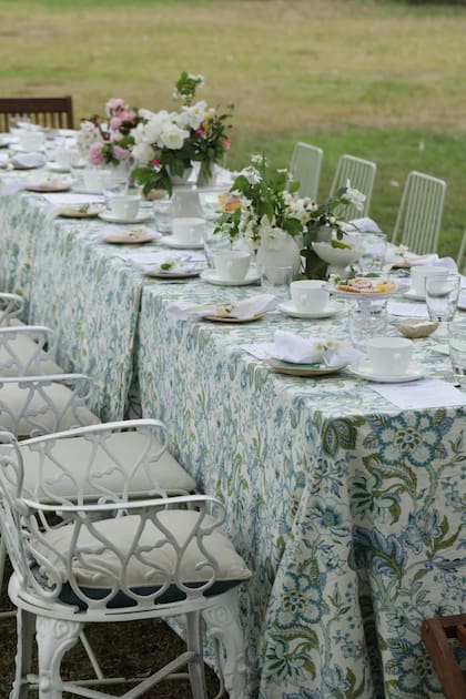 Paula Méndez Carrera presentó la semana pasada su novedad del té o merienda con sus merengues como blancas nubes en el corazón de su jardín con vista a la cúpula de la iglesia San Francisco