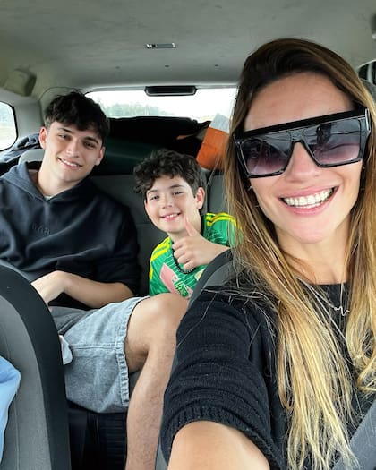 Paula Morales junto a sus hijos Benicio Lembo y Valentino Vena