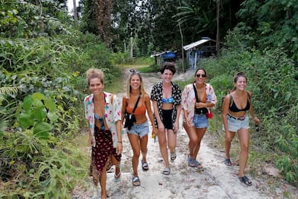 Paula Muñiz (segunda desde la izquierda) con amigos en Port Barton, Filipinas, antes de que se decretara el estado de sitio