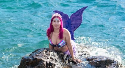 Paula Olmedo en el Lago Epuyén como "sirena" en el agua 