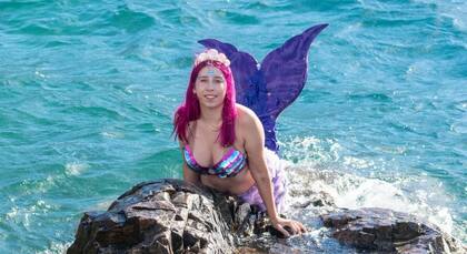 Paula Olmedo en el Lago Epuyén como "sirena" en el agua