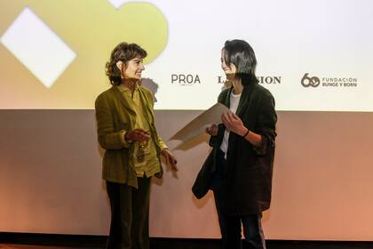 Paula Pérez Alonso y Giuliana Migale Rocco, ganadora en Narrativa con "Algo"