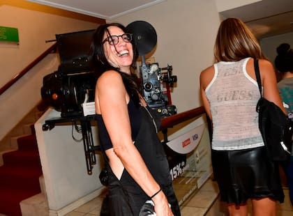 Paula Robles llegó acompañada de su novio y se mostró muy sonriente frente a los flashes