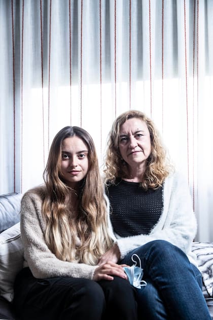 Paula Salcedo junto a su madre, María Jesús Cañas, el 13 de mayo de este año en su casa, en Madrid
