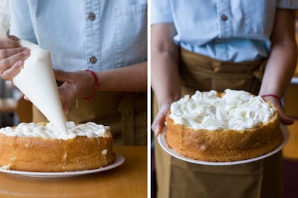 Paula terminando la decoración de la Torta Tres Leches, una de las más pedidas.