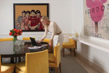 Paula trabaja en la preproducción de su programa, "Legado de campeones", el ciclo que conduce todos los miércoles a las 23 por El Garage TV. “La idea es recordar a papá con entrevistas a ex pilotos y personas que trabajaron con él. Me encanta porque es una manera de tenerlo más cerca”, explica.