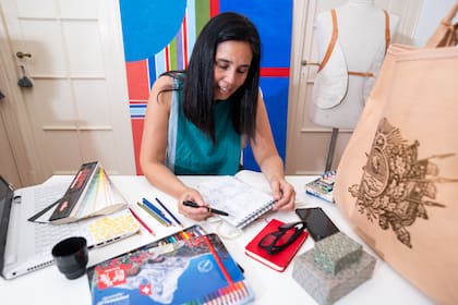 Paula Vieytes resume en sus creaciones su pasado patriótico y el legado de la cultura japonesa