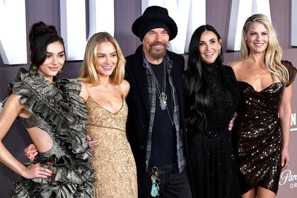 Paulina Chavez, Michelle Randolph, Billy Bob Thornton, Demi Moore y Ali Larter posan para los fotógrafos durante el estreno de Landman