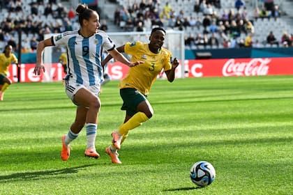 Paulina Gramaglia escapa por derecha de la marca de Bongeka Gamede, en el partido entre Argentina y Sudáfrica por el Grupo G del Mundial.