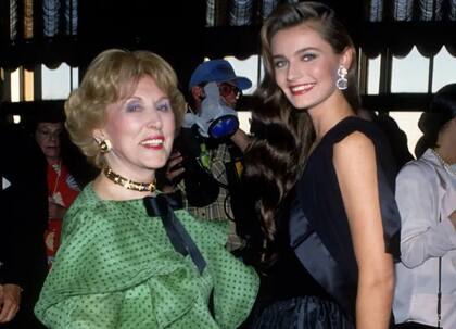 Paulina Porizkova con Estée Lauder, la fundadora, junto a su marido Joseph Lauder, de la empresa de cosméticos Estée Lauder Companies, de la cual la modelo fue su rostro desde 1988 hasta 1995
