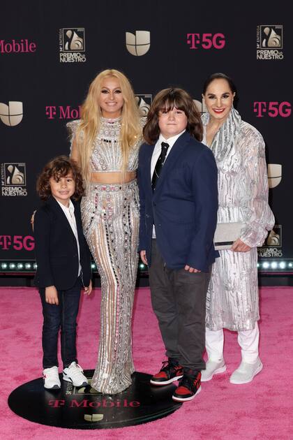 Paulina Rubio recibió el Premio Lo Nuestro a la trayectoria y decidió compartir el momento con su familia. La artista mexicana llevó un diseño de dos piezas con apliques plateados y mucha transparencia