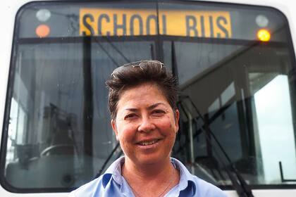 Pauline Menczer a los 50, como conductora de un bus escolar en Australia