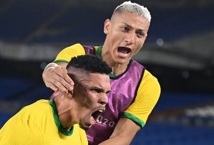 Paulinho y Richarlison festejan en el triunfo de Brasil sobre Alemania