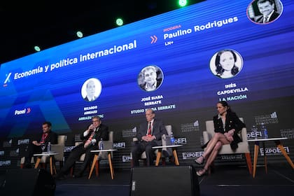 Paulino Rodrigues (LN+) junto a José Siaba Serrate, el economista Ricardo Arriazu e Inés Capdevila, periodista de LA NACION, durante el primer panel del décimo encuentro de Expo EFI