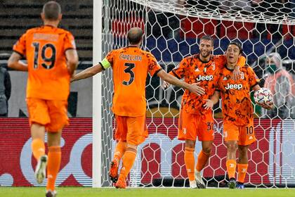 Paulo Dybala, saludado por sus compañeros Betancourt y Chiellini.