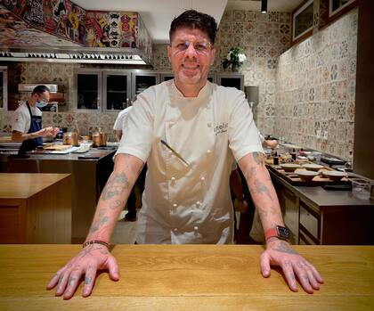 Paulo Airaudo en la cocina de su restaurante Amelia, en San Sebastián